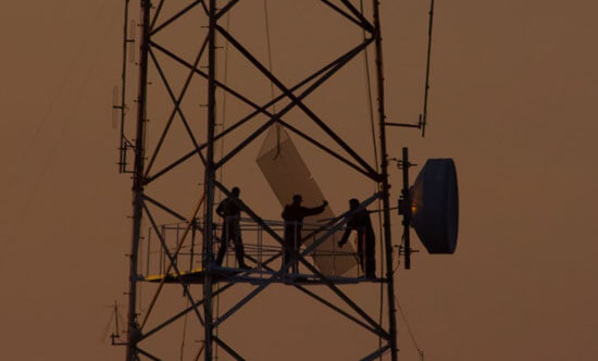 Personas trabajando en antena
